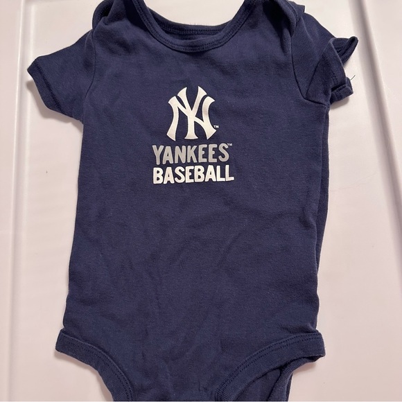 MLB Other - New York Yankees Baby Onesie 9 Months unisex